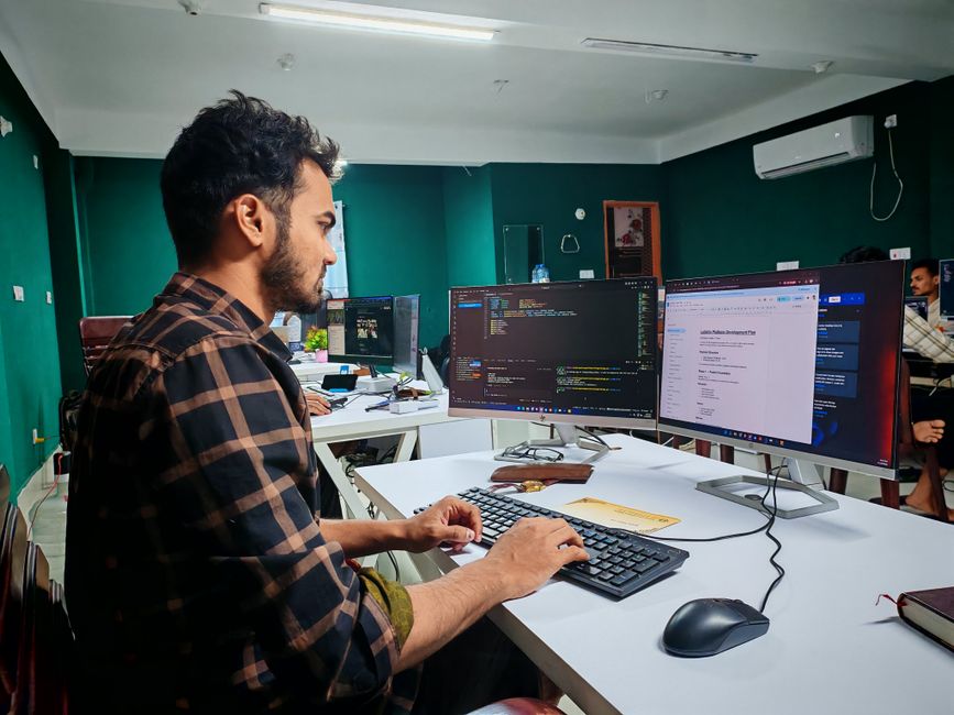 Programer koji radi na sigurnosnom testiranju