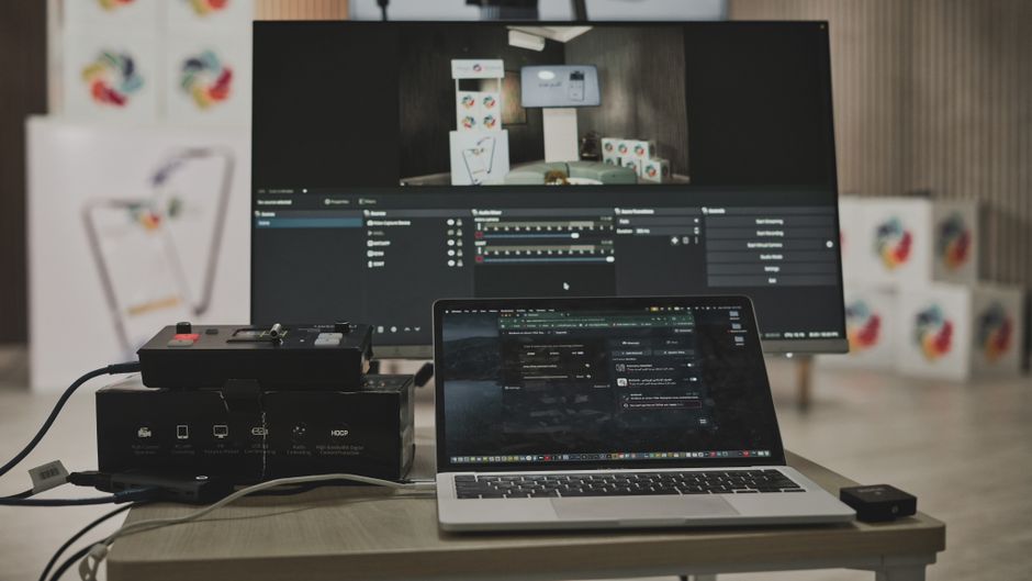 Multimedia setup s laptopom i velikim monitorom