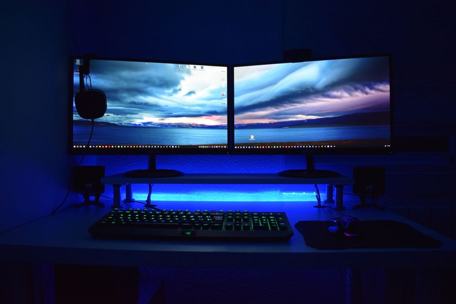 Dvostruki monitori s plavim osvjetljenjem